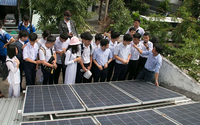 Học sinh Đà Nẵng tìm hiểu về năng lượng mặt trời.
