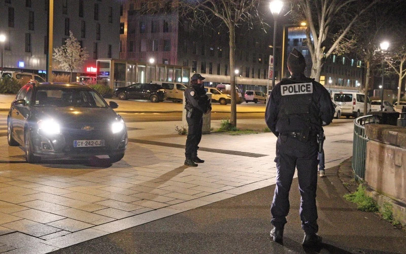 Cảnh sát kiểm soát việc tuân thủ giờ giới nghiêm ở TP Mulhouse, thuộc vùng Grand Est ở phía đông. (Ảnh: L'Alsace)