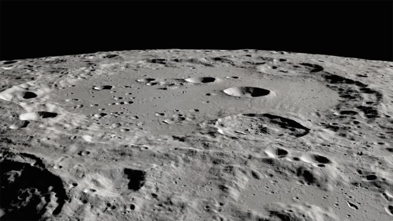 Miệng núi lửa Clavius trên mặt trăng được Tàu quỹ đạo Trinh sát Mặt trăng của NASA chụp. Ảnh: NASA.