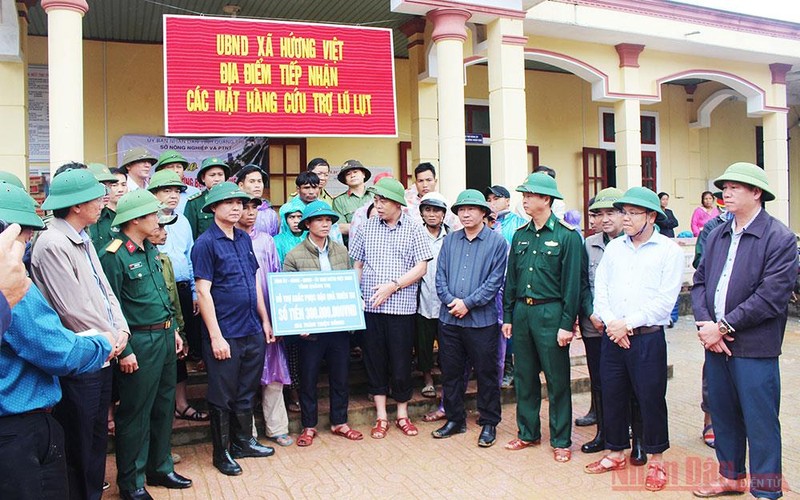 Lãnh đạo tỉnh Quảng Trị tặng UBND xã Hướng Việt 300 triệu đồng để kịp thời giải quyết những khó khăn ban đầu cho người dân.