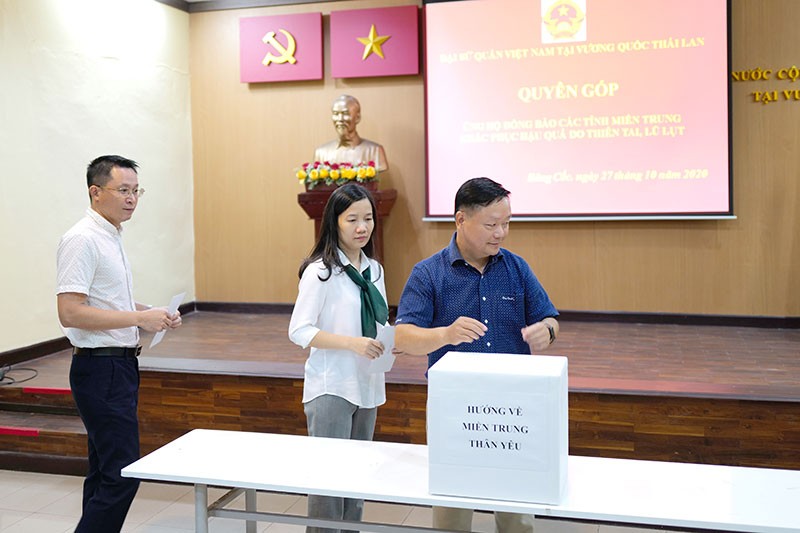 Đại sứ quán Việt Nam tại Thái Lan tổ chức quyên góp ủng hộ đồng bào miền trung