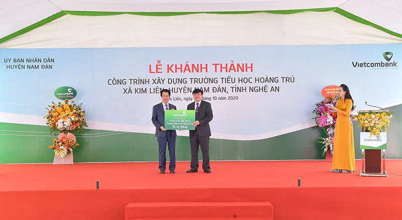 Ông Nguyễn Mỹ Hào, Thành viên HĐQT Vietcombank trao biển tượng trưng số tiền 15 tỷ đồng của Vietcombank tài trợ xây dựng Trường tiểu học Hoàng Trù.