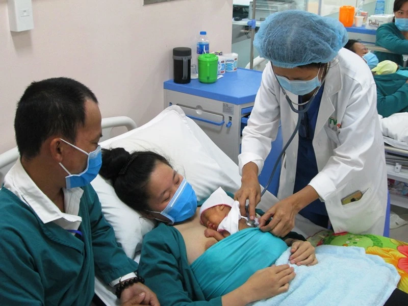 Bé gái mới sinh cân nặng chỉ 700 gram, sau 57 ngày chăm sóc đặc biệt tại Bệnh viện Sản Nhi Long An đã cân nặng 1,545 kg và được xuất viện.