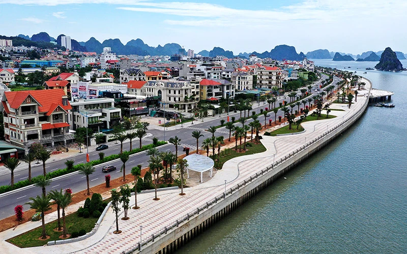 Ðường Trần Quốc Nghiễn, tuyến đường bao biển ở tỉnh Quảng Ninh, mới hoàn thành thi công. Ảnh: THỌ QUANG