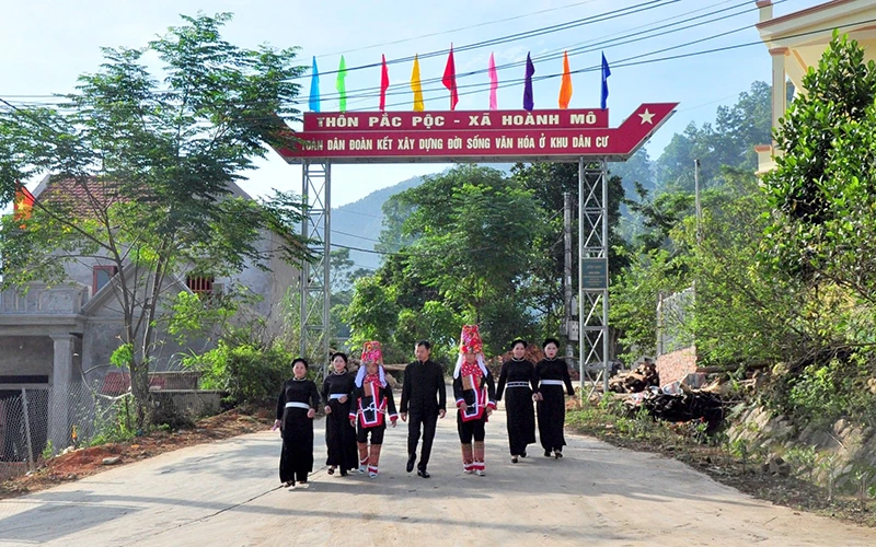 Ðường liên thôn tại xã Hoành Mô, huyện Bình Liêu được đầu tư khang trang, kiên cố.