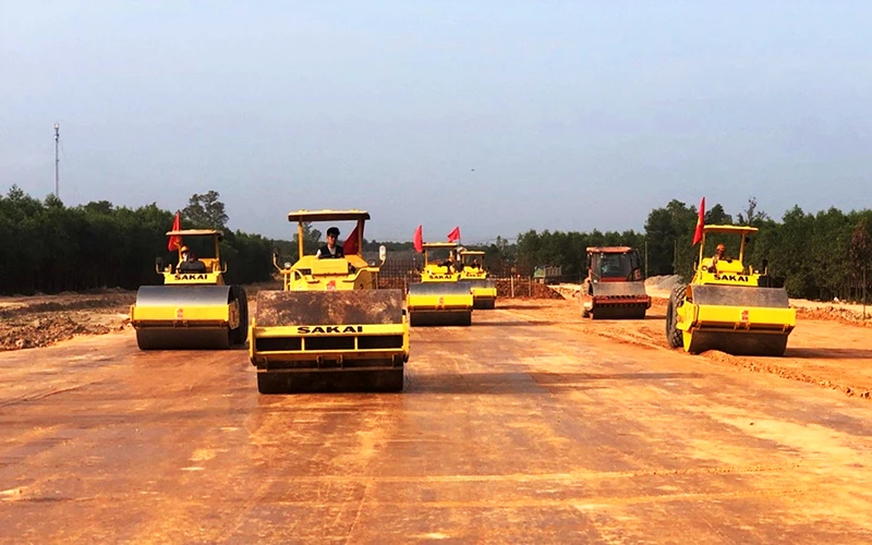 Thi công dự án đường cao tốc bắc - nam đoạn Cam Lộ - La Sơn.