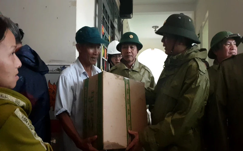 Đồng chí Hồ Quốc Dũng thăm hỏi các hộ dân tại thị xã Hoài Nhơn.