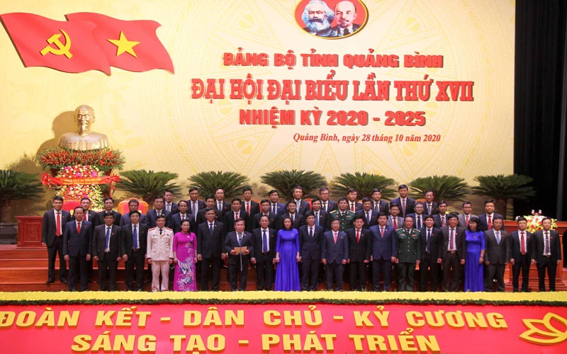 Ban Chấp hành Đảng bộ tỉnh Quảng Bình khóa 17 ra mắt, nhận nhiệm vụ.