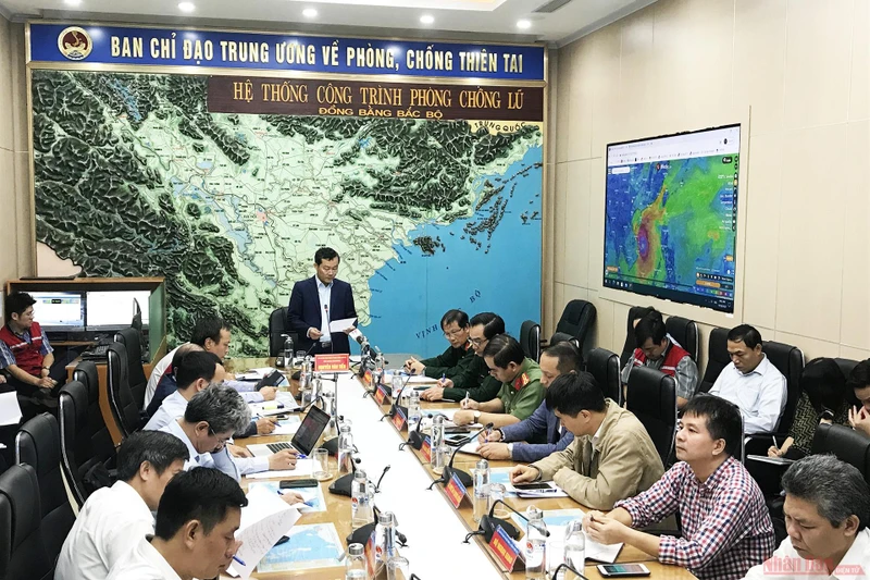 Ông Nguyễn Văn Tiến, Phó chánh Văn phòng Ban Chỉ đạo trung ương về phòng chống thiên tai chủ trì buổi họp. 