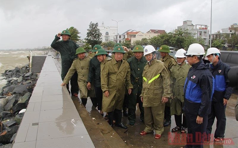 Phó Thủ tướng Trịnh Đình Dũng và Đoàn công tác đã có chuyến đi khảo sát tình hình trú tránh bão của người dân tại địa phương và một số tuyến đường biển xung yếu của Đà Nẵng. 