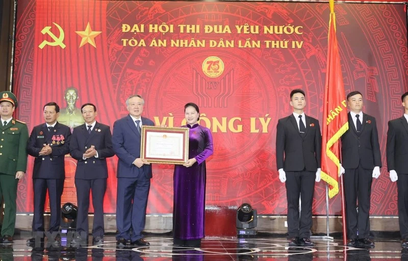 Chủ tịch Quốc hội Nguyễn Thị Kim Ngân trao Huân chương Độc lập hạng nhất cho Tòa án nhân dân tối cao. (Ảnh: TTXVN)