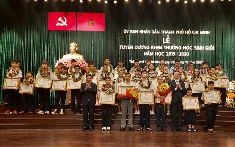 Lãnh đạo TP Hồ Chí Minh và Sở GD và ĐT thành phố tuyên dương, khen thưởng học sinh giỏi năm học 2019-2020.