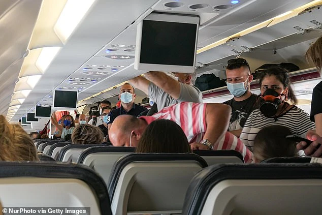 Khi tất cả mọi người đều đeo khẩu trang trên máy bay, các nhà khoa học của Đại học Harvard cho biết nguy cơ lây lan Covid-19 trên chuyến bay là rất thấp.