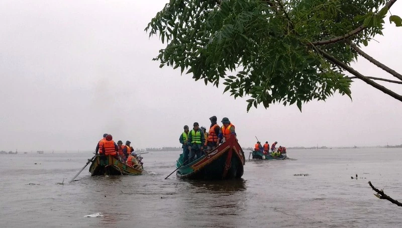 Ngư dân xã Ngư Thủy dùng thuyền đi biển để cứu nạn trong trận lũ vừa qua ở huyện Lệ Thủy.