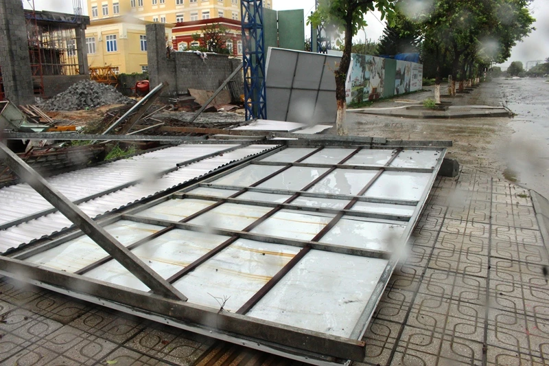 Nhiều tấm pa-nô trên đường Hùng Vương, TP Tam Kỳ bị gió lật nhào.