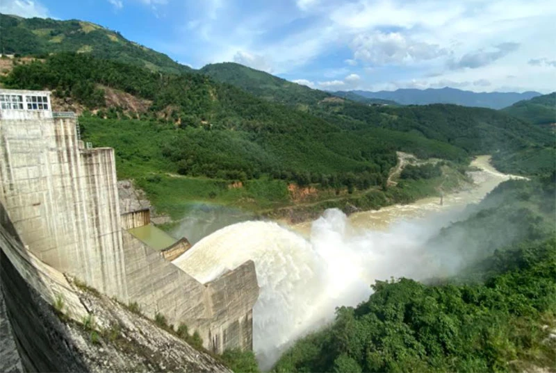 Nhà máy thủy điện Đakđrinh nâng lưu lượng xả lũ từ 100m3/s lên đến 180m3/s để điều tiết hồ chứa. Hình ảnh ghi nhận vào ngày 27-10.
