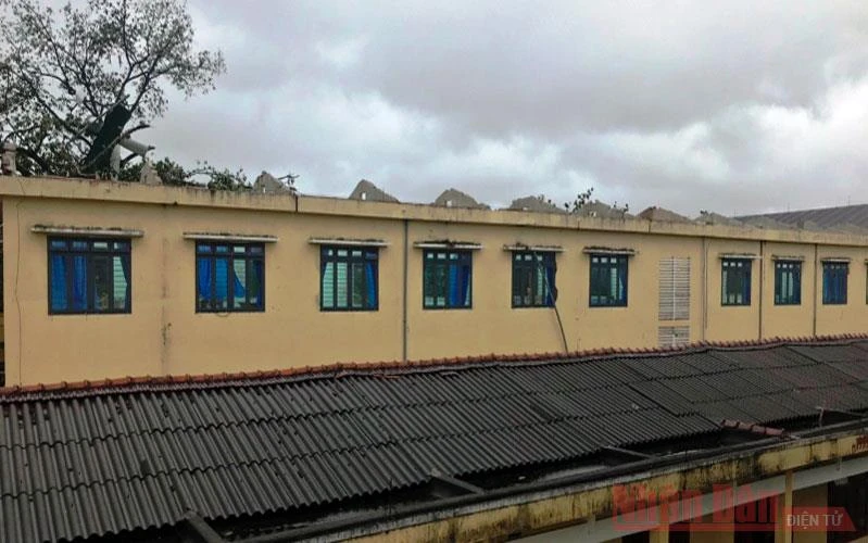 Trường học ở Quảng Ngãi bị tốc mái. (Ảnh: HIỂN CỪ)