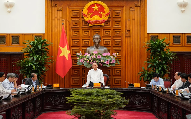 Thủ tướng Nguyễn Xuân Phúc phát biểu ý kiến tại cuộc họp.