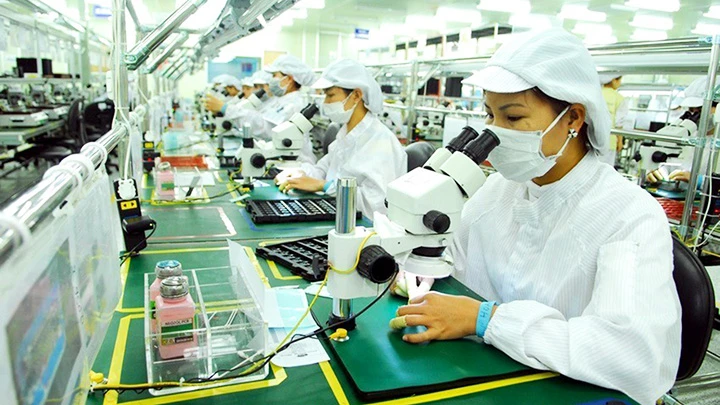 Dây chuyền sản xuất linh kiện điện tử tại Công ty điện tử YPE Vina - Hàn Quốc .Ảnh: TTXVN