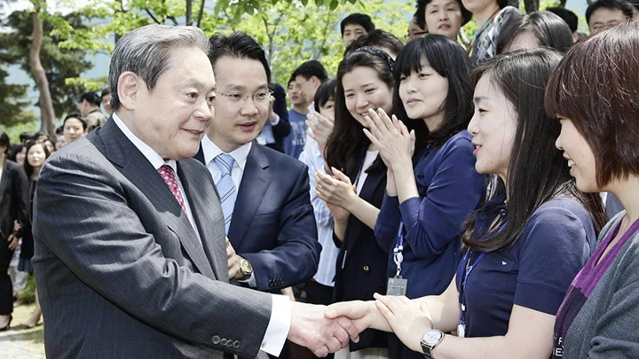 Ông Lee Kun Hee gặp gỡ công nhân viên một nhà máy bán dẫn của Samsung tại Hàn Quốc năm 2010. Ảnh: NIKKEI