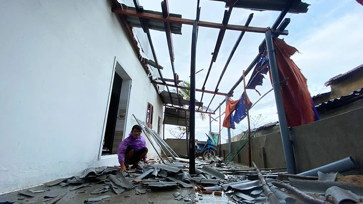 Ông Phạm Văn Thanh dọn dẹp nhà cửa sau khi bão đi qua.