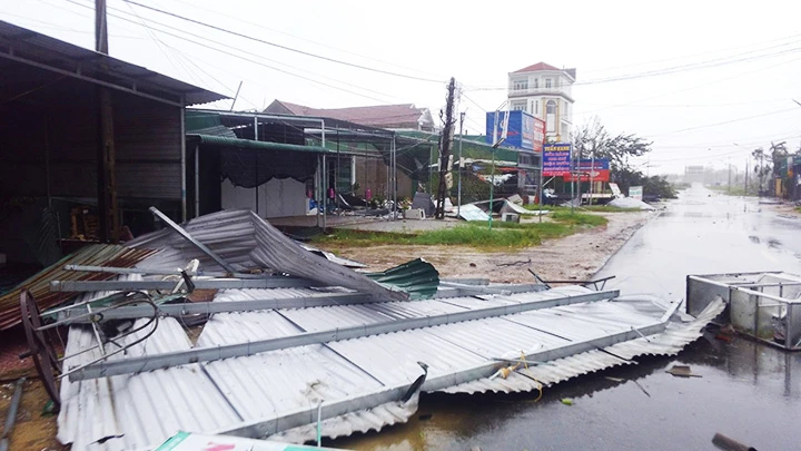 Nhiều ngôi nhà ở tỉnh Quảng Ngãi bị tốc mái.