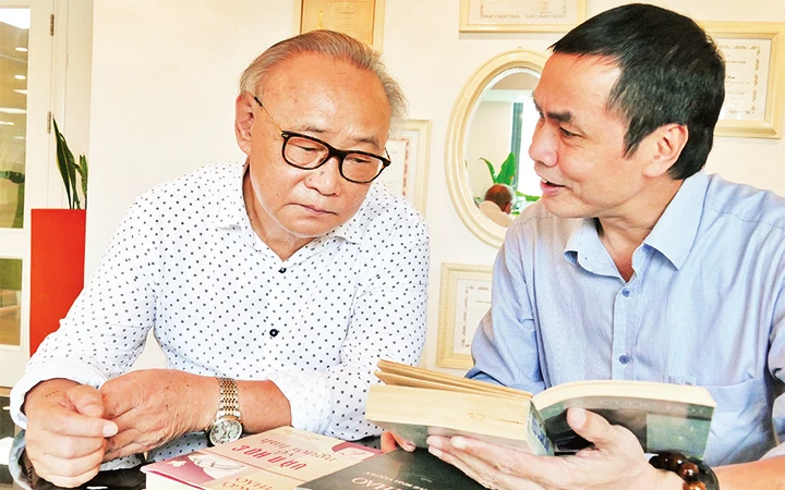 Nhà văn Ngô Thảo (trái) trò chuyện với nhà thơ Hữu Việt. Ảnh: NGUYỄN ĐÌNH TOÁN