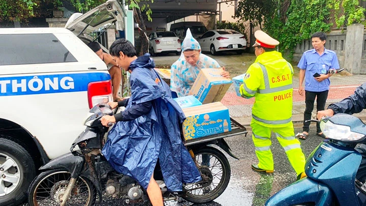 Nhiều nhóm thiện nguyện ở thị trấn Lăng Cô (huyện Phú Lộc) cùng lực lượng CSGT tiếp tế cơm hộp, bánh lọc, nước uống cho bất cứ ai phải dừng lại trên tuyến quốc lộ 1A. 