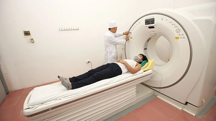 Bệnh nhân được điều trị bằng thiết bị công nghệ cao tại Bệnh viện Đa khoa Hải Hậu.