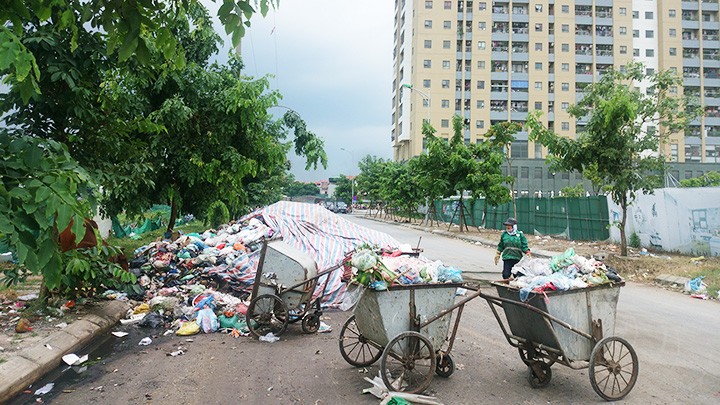 Ngập rác ở một khu dân cư của Hà Nội vì chưa được vận chuyển kịp thời.