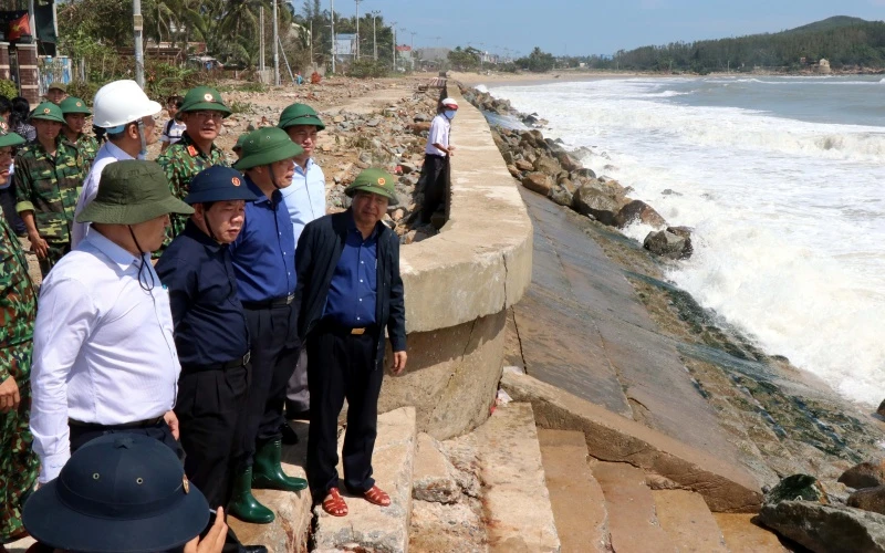 Bộ trưởng Nguyễn Xuân Cường kiểm tra công tác khắc phục hậu quả cơn bão số 9 tại Quảng Ngãi.
