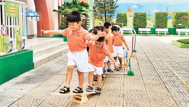 Trẻ em vui chơi trong khuôn viên Trường mầm non Măng Non, quận 10. Ảnh: NGỌC NHUNG