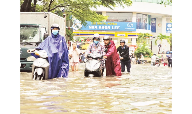 Ngập nước do mưa tại phường Thảo Điền, quận 2.