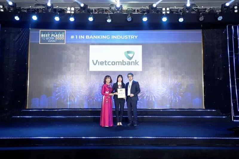 Đại diện Vietcombank, bà Phan Thị Thanh Tâm - Phó trưởng Văn phòng đại diện Khu vực phía nam (đứng giữa) nhận chứng nhận từ Ban tổ chức.