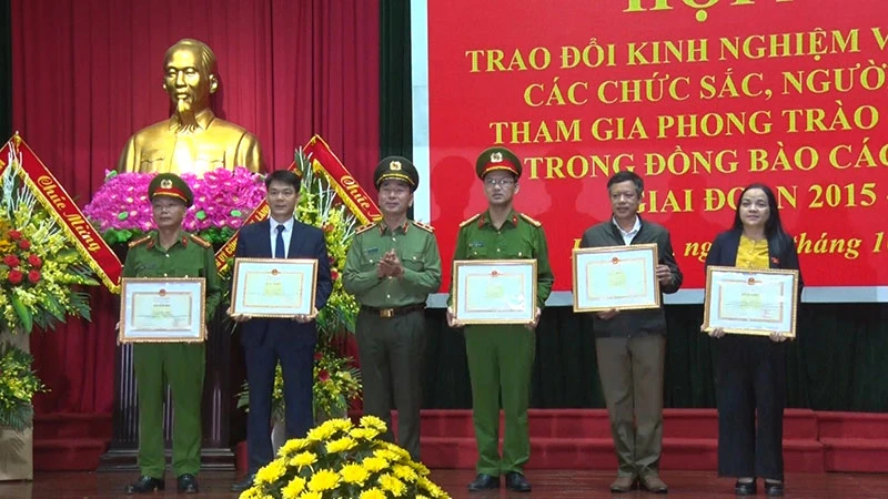 Trung tướng Trần Quốc Tỏ tặng Bằng khen của Bộ Công an cho các tập thể và cá nhân tiêu biểu tỉnh Hà Nam tham gia phong trào toàn dân bảo vệ ANTQ trong đồng bào các tôn giáo.