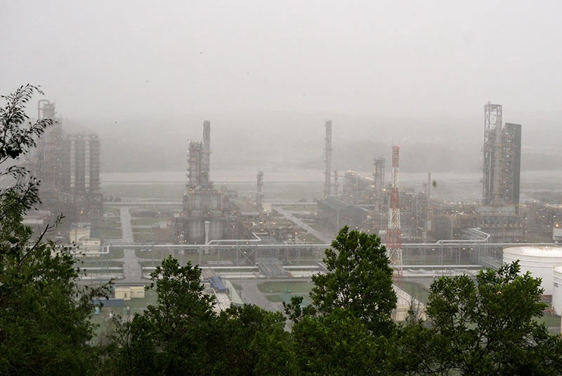 Nhà máy Lọc dầu Dung Quất vẫn hoạt động an toàn, ổn định và liên tục trong cơn bão số 9. Ảnh chụp lúc 8 giờ 00 ngày 28-10.