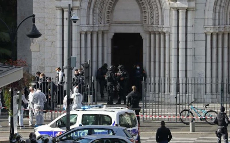 Các lực lượng an ninh Pháp có mặt tại hiện trường vụ đâm dao. (Ảnh: Le Monde).