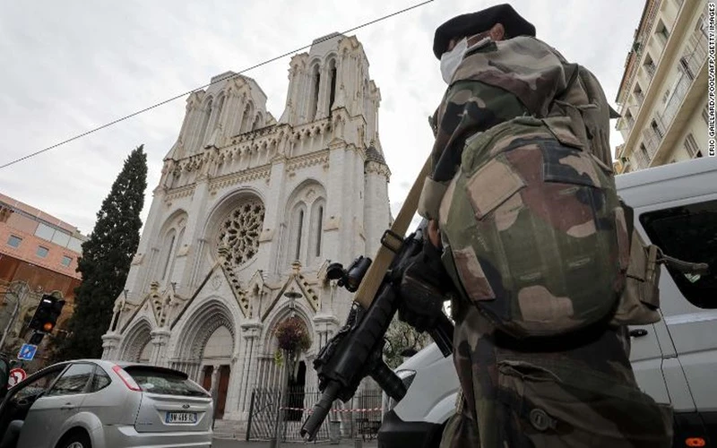 Binh sĩ bảo vệ Nhà thờ Đức Bà tại Nice. (Ảnh: CNN)