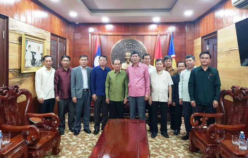 Bí thư, Tỉnh trưởng tỉnh Luang Prabang Khamkhan Chanthavisuk và đoàn đại biểu Đảng bộ và chính quyền tỉnh Luang Prabang tại Tổng Lãnh sự quán, ngày 30-10.