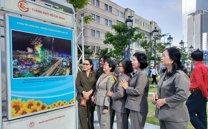 Các đại biểu tham quan các hình ảnh về thành tựu của TP Hồ Chí Minh tại triển lãm.