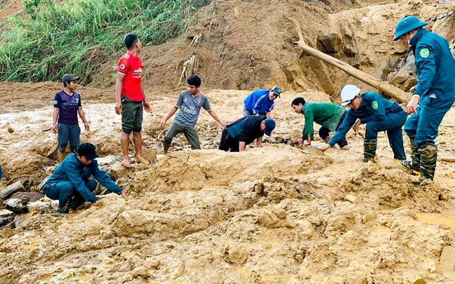 Các lực lượng tìm kiếm nạn nhân trong vụ sạt lở đất vùi lấp 11 người tại huyện Phước Sơn (Quảng Nam). Ảnh: QUỐC KỶ