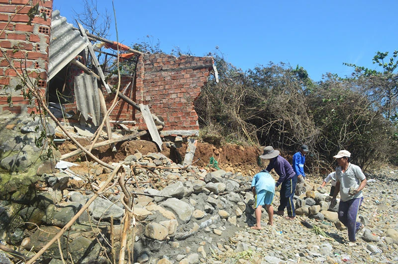 Người dân giúp gia đình bà Nguyễn Thị Thân, ở xã Bình Hải (huyện Bình Sơn) tu sửa nhà bị hư hỏng.