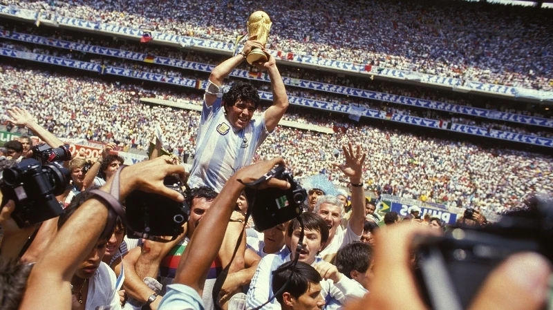 Diego Maradona, huyền thoại độc nhất vô nhị của bóng đá thế giới.
