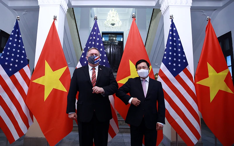 Phó Thủ tướng, Bộ trưởng Ngoại giao Phạm Bình Minh (bên phải) và Ngoại trưởng Hoa Kỳ Michael Pompeo. (Ảnh: Bộ Ngoại giao Việt Nam)