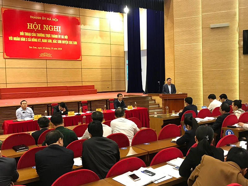 Phó Bí thư Thành ủy Hà Nội Nguyễn Văn Phong phát biểu tại buổi đối thoại. 