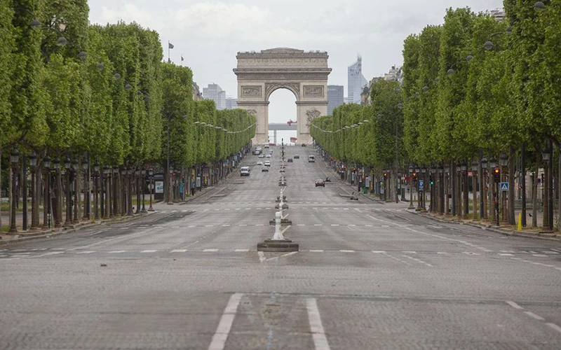 Đại lộ Champs-Élysées vắng bóng người trong ngày đầu thực hiện lệnh phong tỏa. Ảnh: Le Parisien.
