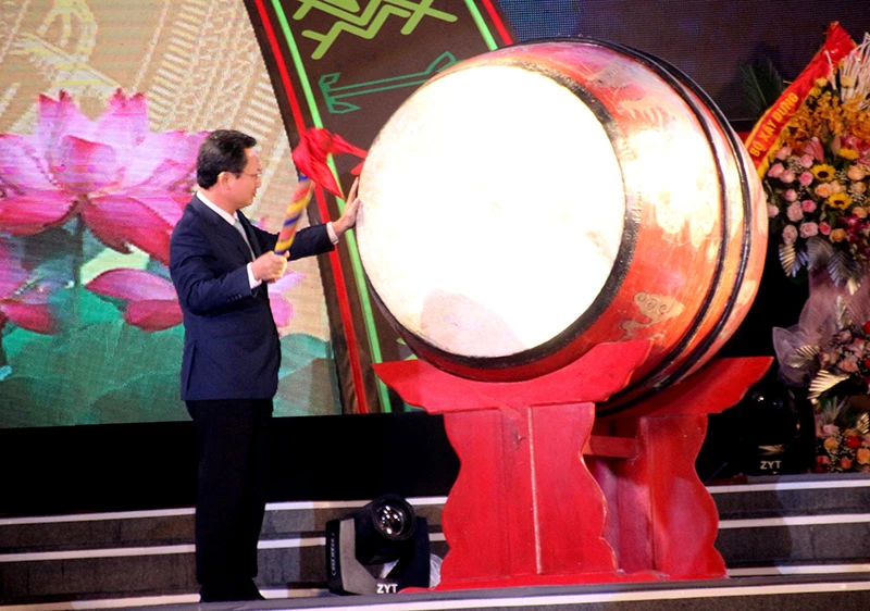 Lãnh đạo tỉnh gióng trống khai mạc Tuần Văn hóa, thể thao các dân tộc vùng đông bắc tỉnh Quảng Ninh lần thứ III - năm 2020.