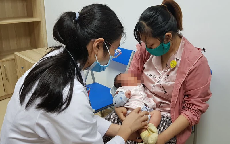 BS Trần Thị Lý khám cho trẻ sơ sinh. 