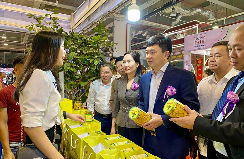Hội chợ OCOP Quảng Ninh 2020 thu hút đông đảo người dân, du khách đến mua các sản phẩm của Quảng Ninh và các vùng miền trong cả nước.