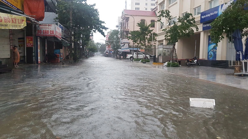 Mưa lớn gây ngập lụt các tuyến đường như Trần Phú, Thái Phiên…, nước tràn vào cả nhà dân.
